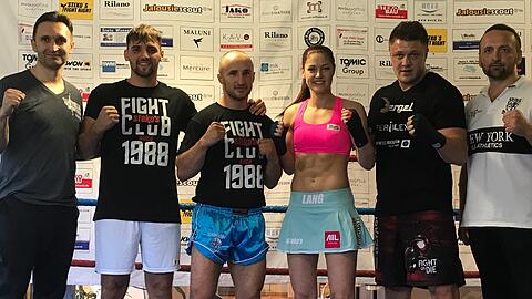 Die Trainer Mladen (links) und Pavlica Steko (rechts) mit ihren Schützlingen Flamur Mehmeti, David Dardan Morina, Marie Lang und Michael Smolik.