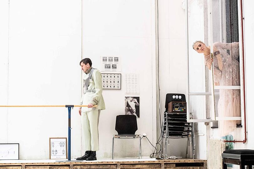 Übernahme der Inszenierung des Theater Basel: &bdquo;Leonce und Lena&ldquo; mit Elias Eilinghoff und Lisa Stiegler.