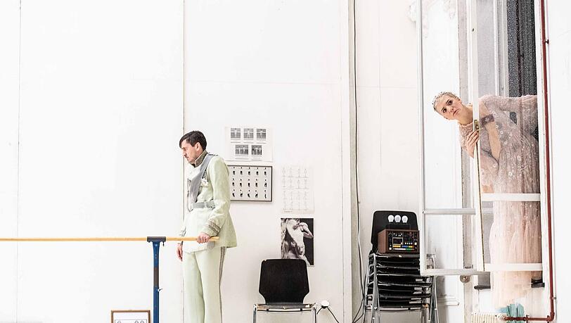 Übernahme der Inszenierung des Theater Basel: „Leonce und Lena“ mit Elias Eilinghoff und Lisa Stiegler. Übernahme der Inszenierung des Theater Basel: „Leonce und Lena“ mit Elias Eilinghoff und Lisa Stiegler.