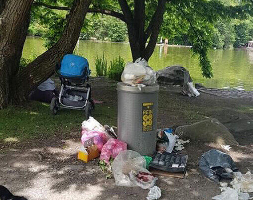 Müll in und neben dem Eimer. Unschöne Szenen vom Pfingstmontag im Westpark.