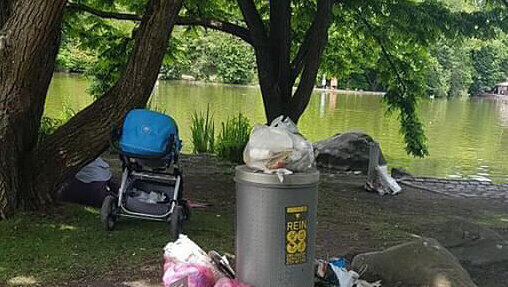 Müll in und neben dem Eimer. Unschöne Szenen vom Pfingstmontag im Westpark. Müll in und neben dem Eimer. Unschöne Szenen vom Pfingstmontag im Westpark.