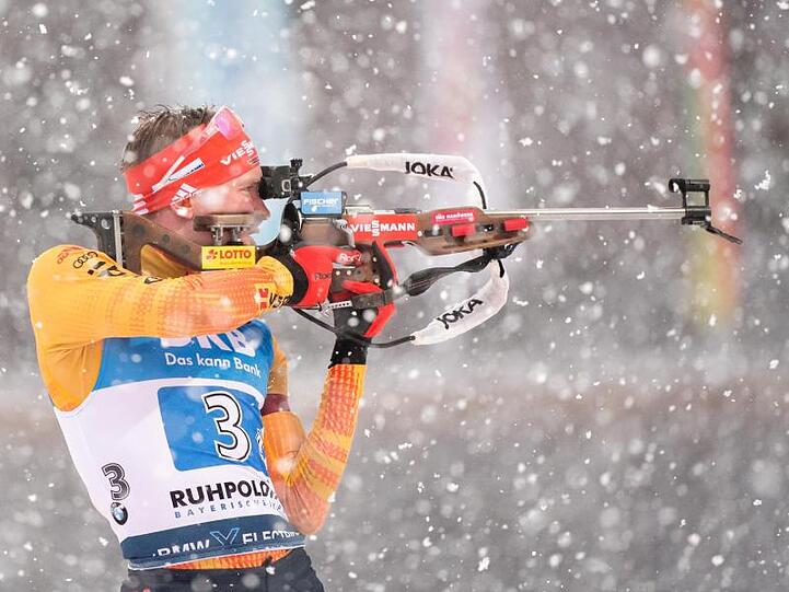 Biathlet Benedikt Doll am Schießstand.