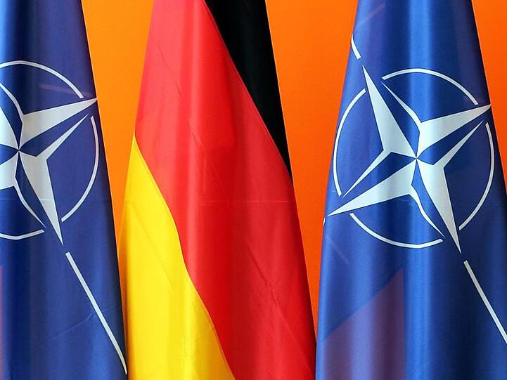 Die deutsche und zwei Flaggen der Nato im Auswärtigen Amt. US-Präsident Trump kritisiert Deutschland abermals wegen der Verteidigungsausgaben.