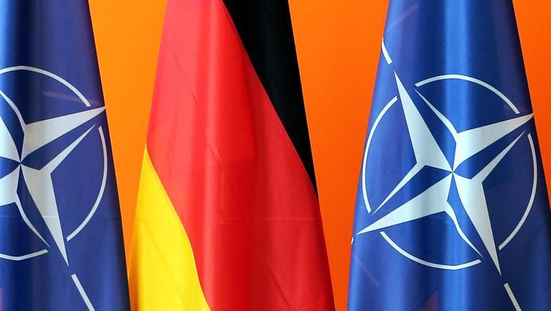 Die deutsche und zwei Flaggen der Nato im Auswärtigen Amt. US-Präsident Trump kritisiert Deutschland abermals wegen der Verteidigungsausgaben. Die deutsche und zwei Flaggen der Nato im Auswärtigen Amt. US-Präsident Trump kritisiert Deutschland abermals wegen der Verteidigungsausgaben.