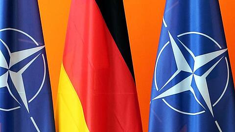 Die deutsche und zwei Flaggen der Nato im Auswärtigen Amt. US-Präsident Trump kritisiert Deutschland abermals wegen der Verteidigungsausgaben.