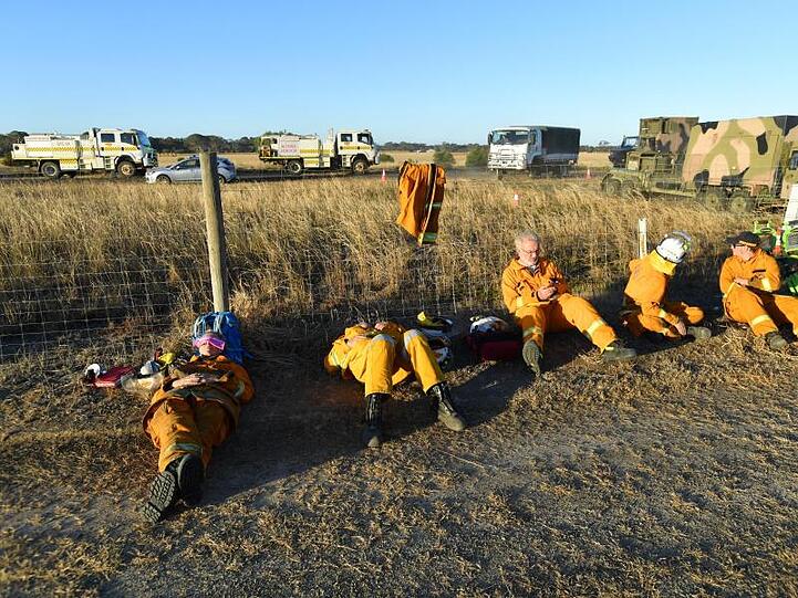 Freiwillige Helfer vom NSW State Emergency Service ruhen sich aus.