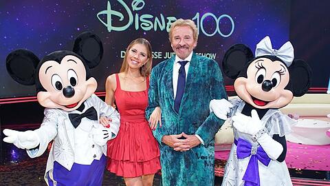 Thomas Gottschalk und Victoria Swarovski und die Ehrengäste Micky und Minnie Maus laden zum Gala-Abend "Disney 100 - Die große Jubiläumsshow".
