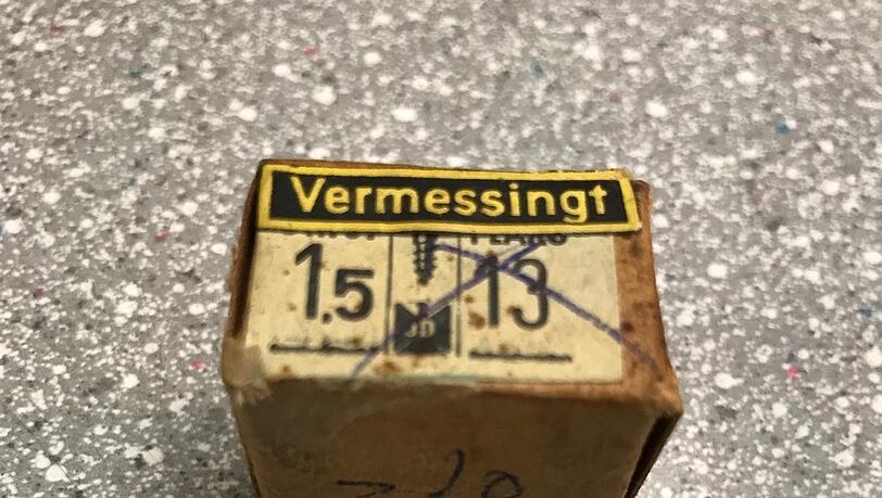 Die kleinste Schraube im Laden ist 1,5 Millimeter stark und 13 lang. Die kleinste Schraube im Laden ist 1,5 Millimeter stark und 13 lang.