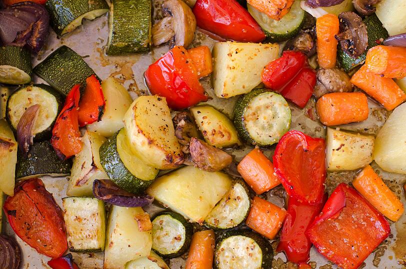 Wenn der Ofen mit dem Brathähnchen an ist, kann man gleich ein zweites Blech mit Ofengemüse wie etwa Zucchini, Karotten, Paprika, Auberginen oder Kürbis sowie Zwiebeln und Knoblauch zubereiten. Denn das knusprig gebratene Gemüse kann am nächsten Tag als Mittagessen mit etwas Feta oder Mozzarella sowie frischem Brot in Form eines Antipasti-Tellers serviert werden. Wenn der Ofen mit dem Brathähnchen an ist, kann man gleich ein zweites Blech mit Ofengemüse wie etwa Zucchini, Karotten, Paprika, Auberginen oder Kürbis sowie Zwiebeln und Knoblauch zubereiten. Denn das knusprig gebratene Gemüse kann am nächsten Tag als Mittagessen mit etwas Feta oder Mozzarella sowie frischem Brot in Form eines Antipasti-Tellers serviert werden.