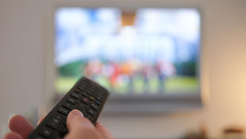 Die Umsätze mit klassischer Unterhaltungselektronik wie Fernsehern gehen in Deutschland weiter leicht zurück. (Archivbild) Die Umsätze mit klassischer Unterhaltungselektronik wie Fernsehern gehen in Deutschland weiter leicht zurück. (Archivbild)