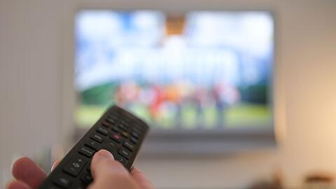 Die Ums&auml;tze mit klassischer Unterhaltungselektronik wie Fernsehern gehen in Deutschland weiter leicht zur&uuml;ck. (Archivbild)