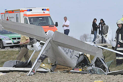 Die Cessna völlig zerstört auf dem Acker