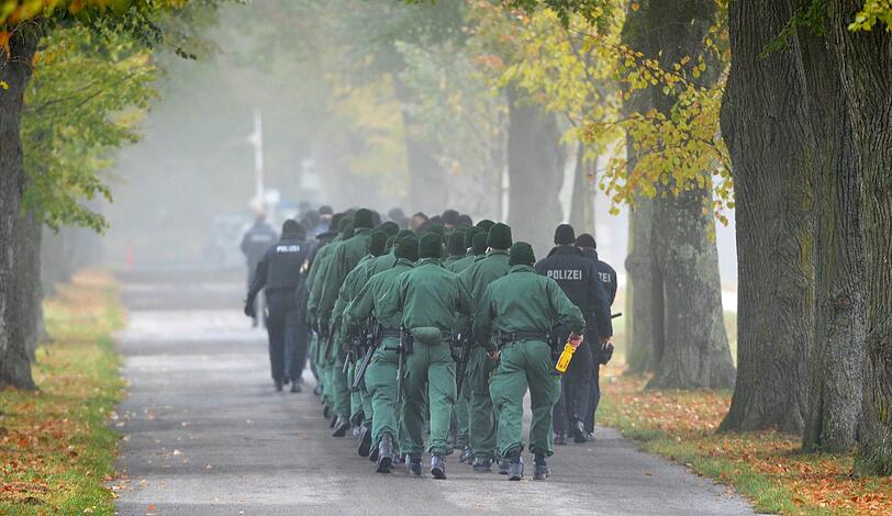 Bei der Verfolgungsjagd stürzten die Täter mit ihrer
Maschine und schossen anschließend auf die beiden Polizisten.
