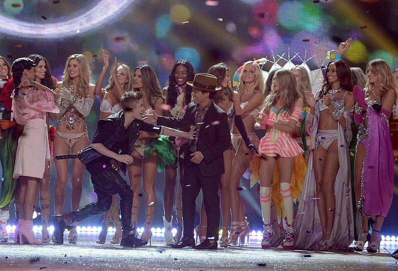 Knappe Höschen, jede Menge Haut und Show-Elemente vom Allerfeinsten: Das war die Victoria's Secret Show 2012 am Mittwoch in New York City. Top-Models wie Izabel Goulart, Lindsay Ellingson, Miranda Kerr, Adriana Lima, Doutzen Kroes und Candice Swanepoel geizten für das begehrteste Unterwäsche label der Welt nicht mit ihren weiblichen Reizen. Das ließen sich auch zahlreiche Promis nicht entgehen. Hier gibt's die sexy Bilder - aber Vorsicht: Es wird heiß...