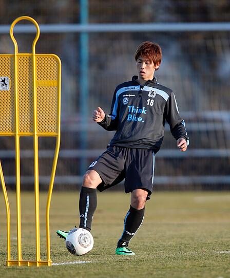 Die erste Trainingseinheit des japanischen Stürmers.