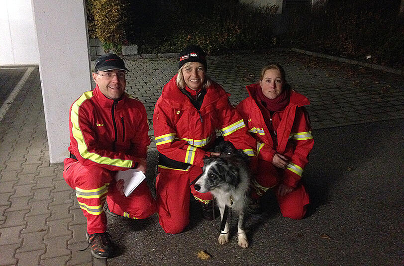 Einsatzleiter Andreas Kopp, Hundeführerin Conny Rosenberg mit Rettungshund Luke und Helferin Patricia Klaußner (v.l.).