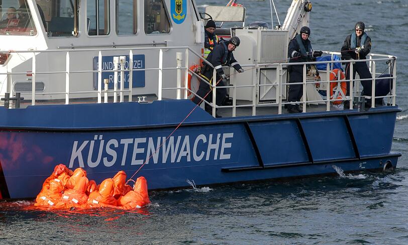 Deutsche Soldaten werden immer öfter in inernationalen Einsätzen eingesetzt. Hier üben Marineangehörige die Rettung Schiffbrüchiger