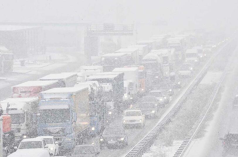 Bilder vom Verkehrsunfall auf der A8 bei Holzkirchen: Der plötzliche Schneefall am Dienstagvormittag sorgte für Chaos auf Bayerns Straßen.