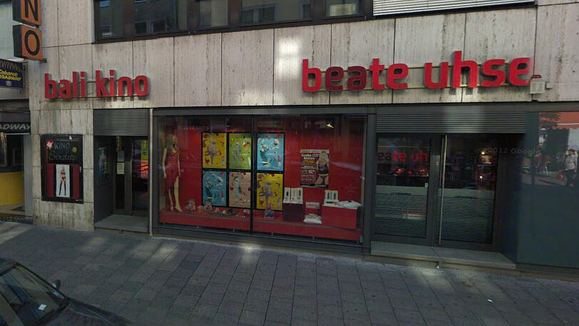 Direkt neben dem Beate-Uhse-Laden befindet sich der Eingang zu der Strip-Bar. (Archivbild)