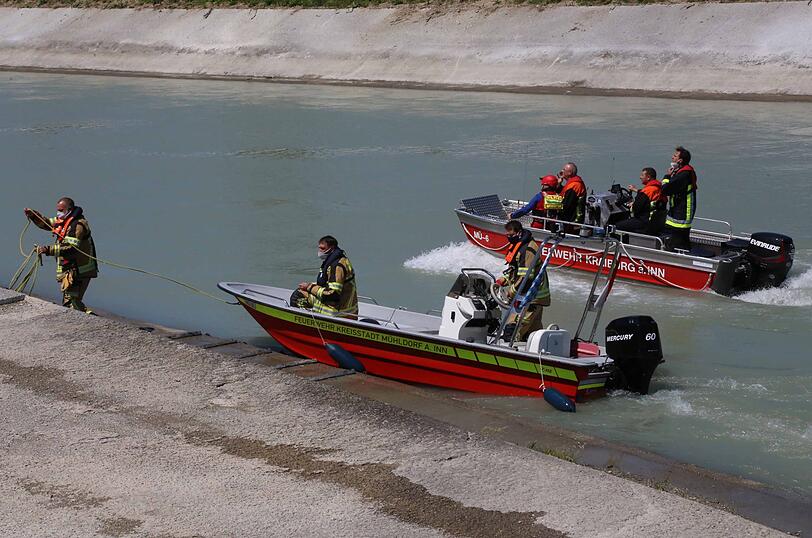 120 Einsatzkräfte beteiligten sich auf der Suche nach der Frau im Innkanal am Montag.