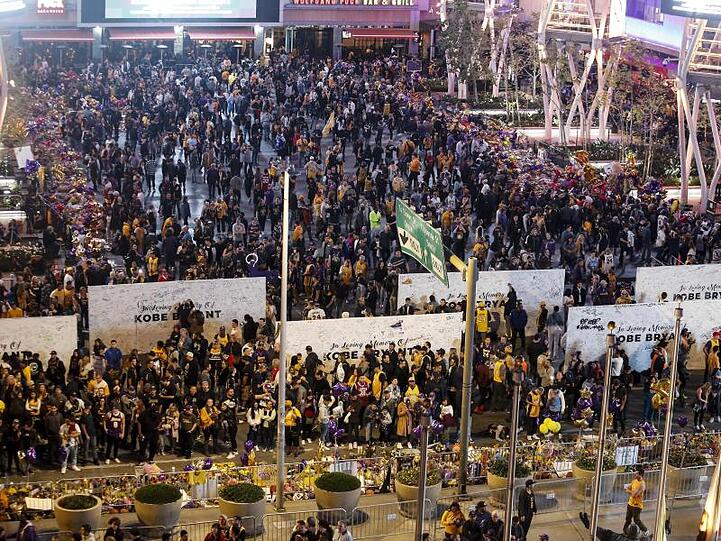 Fans gedenken vor dem Staples Center Kobe Bryant und dessen Tochter Gianna.