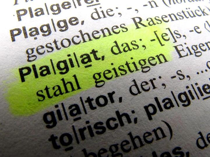 Das Foto zeigt das Wort "Plagiat" in einem Wörterbuch. Foto: Stephan Jansen/dpa