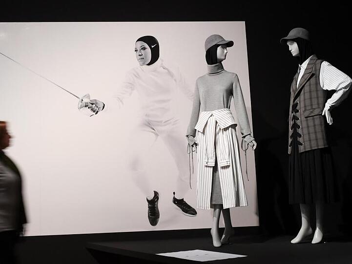 Sportbekleidung und ein Nike-Werbefoto, das eine Fechterin zeigt.