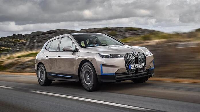 Ein Stromer für die Langstrecke: Mehr als 600 Kilometer Reichweite stellt BMW für das vollelektrische Modell iX in Aussicht.