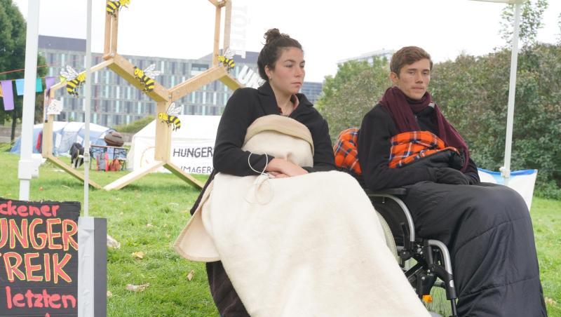 Lea und Henning, die beiden verbliebenen Teilnehmer des "Hungerstreiks der letzten Generation", verschärften ihre Aktion, bevor sie sie schließlich beendeten.