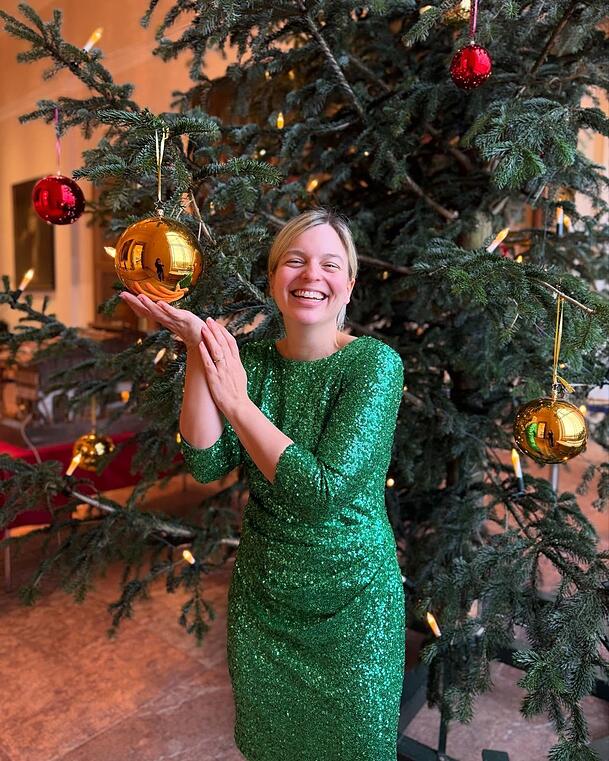 Ihr großer Sohn schmückt den Christbaum mit: Katharina Schulze, Vorsitzende der Grünen-Landtagsfraktion. Ihr großer Sohn schmückt den Christbaum mit: Katharina Schulze, Vorsitzende der Grünen-Landtagsfraktion.