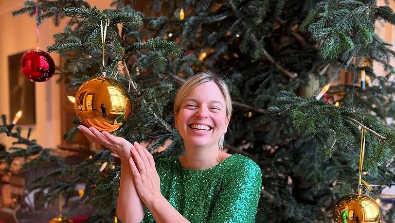 Ihr großer Sohn schmückt den Christbaum mit: Katharina Schulze, Vorsitzende der Grünen-Landtagsfraktion. Ihr großer Sohn schmückt den Christbaum mit: Katharina Schulze, Vorsitzende der Grünen-Landtagsfraktion.