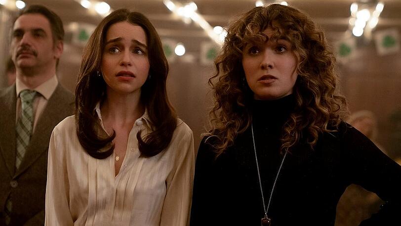 M&uuml;ssen sich an ihren neuen Alltag als CIA-Agentinnen noch gew&ouml;hnen: Bea (Emilia Clarke, l.) und Twila (Haley Lu Richardson) in "Ponies".