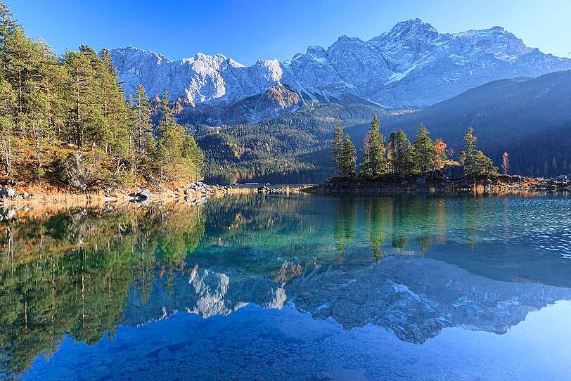 Der Eibsee am Fuß der Zugspitze gilt als beliebtes Ausflugsziel im Landkreis Garmisch-Partenkirchen. Der Eibsee am Fuß der Zugspitze gilt als beliebtes Ausflugsziel im Landkreis Garmisch-Partenkirchen.