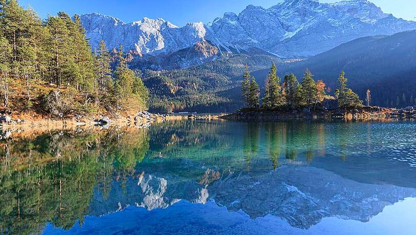 Der Eibsee am Fu&szlig; der Zugspitze gilt als beliebtes Ausflugsziel im Landkreis Garmisch-Partenkirchen.