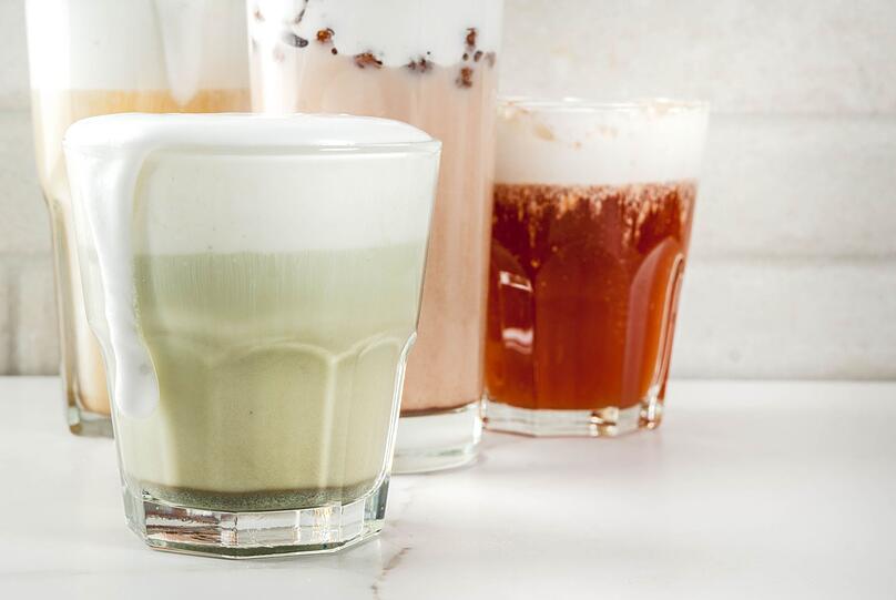 Der Cheese Tea ist ebenfalls ein Trend aus Asien, genauer gesagt aus Taiwan. Das ist ein Eistee mit einem leicht salzigen Frischk&auml;se-Topping. Basis ist ein Tee Ihrer Wahl - zum Beispiel Matcha, Jasmin, Oolong oder Darjeeling. Zuerst den Tee zubereiten und in ein Glas f&uuml;llen, dann einen halben Teel&ouml;ffel Zucker einr&uuml;hren. Anschlie&szlig;end 50 Milliliter Sahne steif schlagen.