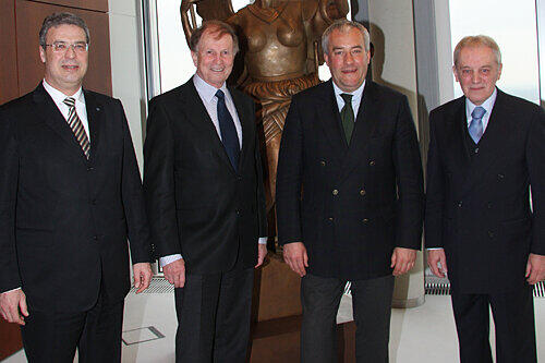 Personaldirektor Walter Bockshecker, Gunther Oschmann (Tessloff Verlag), Minister Ludwig Spaenle und Hans-Peter Schmidt, Aufsichtsratsvorsitzender der NÜRNBERGER Versicherungsgruppe (von links).