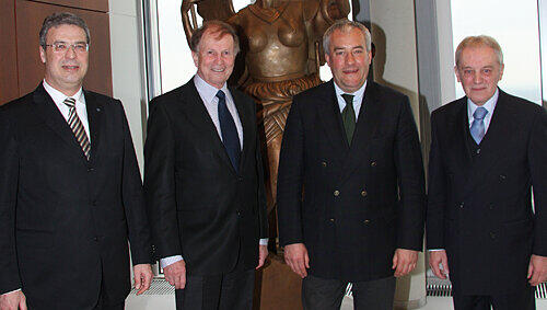 Personaldirektor Walter Bockshecker, Gunther Oschmann (Tessloff Verlag), Minister Ludwig Spaenle und Hans-Peter Schmidt, Aufsichtsratsvorsitzender der NÜRNBERGER Versicherungsgruppe (von links). Personaldirektor Walter Bockshecker, Gunther Oschmann (Tessloff Verlag), Minister Ludwig Spaenle und Hans-Peter Schmidt, Aufsichtsratsvorsitzender der NÜRNBERGER Versicherungsgruppe (von links).
