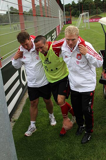 Ribéry humpelt gestützt von zwei Betreuern in die Kabine.