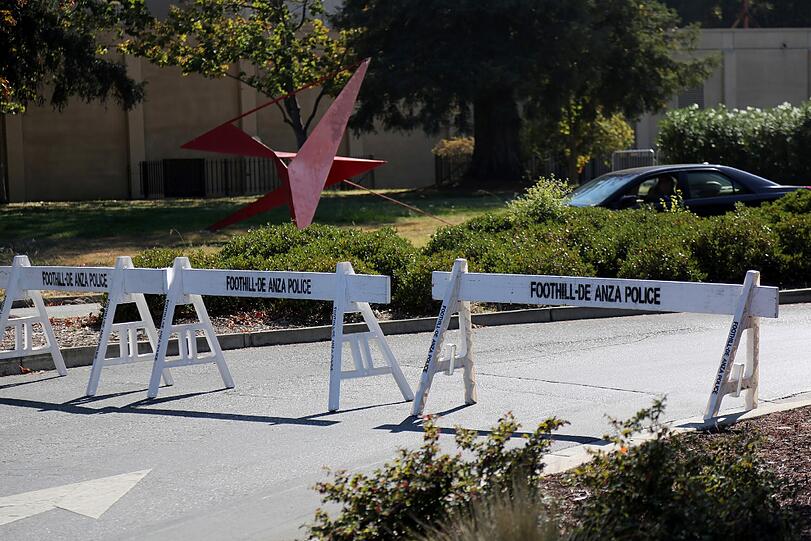 Eine provisorische weiße Halle, die für die Vorstellung neuer Produkte aufgebaut wurde, steht am 09.09. neben dem Flint Center in Cupertino (USA).