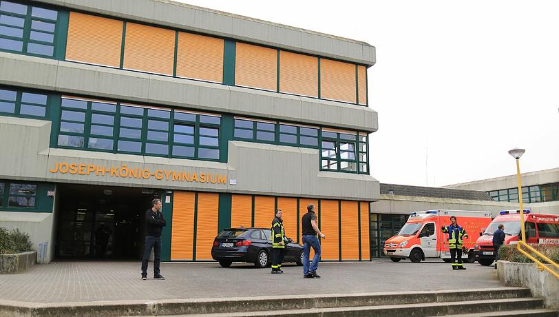Trauer und Schock in Haltern am See: 16 Schüler und zwei Lehrer des Joseph-Könnig-Gymnasiums sind bei dem tragischen Flugzeugabsturz einer Germanwings-Maschine ums Leben gekommen.