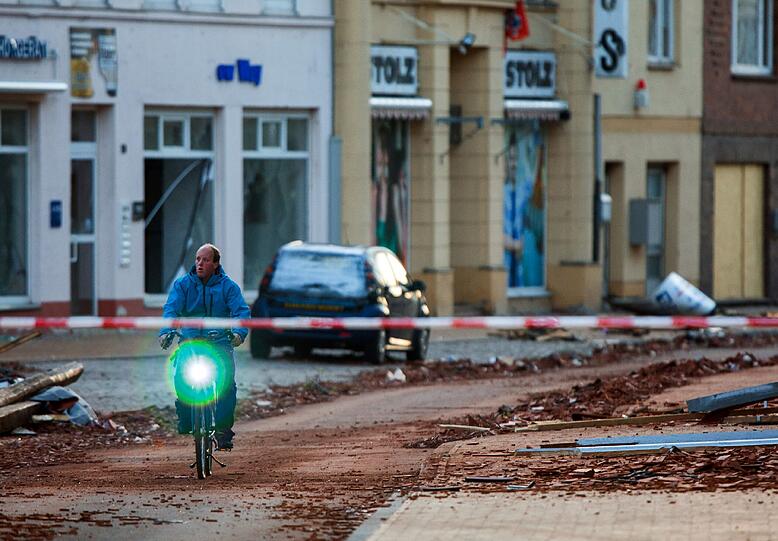 Tief Zoran zerlegt Teile Norddeutschlands: Die Straßen in Bützow sind mit Ziegeln übersät. Laut Augenzeugen wurden Autos durch den starken Wind von Ort und Stelle bewegt.