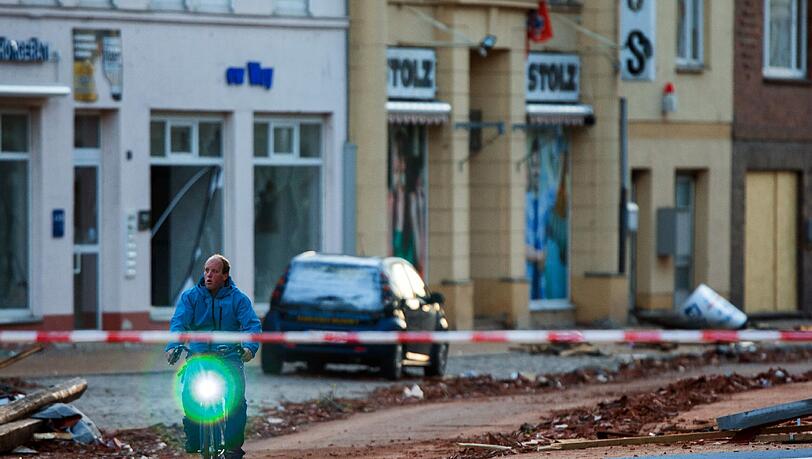 Tief Zoran zerlegt Teile Norddeutschlands: Die Straßen in Bützow sind mit Ziegeln übersät. Laut Augenzeugen wurden Autos durch den starken Wind von Ort und Stelle bewegt. Tief Zoran zerlegt Teile Norddeutschlands: Die Straßen in Bützow sind mit Ziegeln übersät. Laut Augenzeugen wurden Autos durch den starken Wind von Ort und Stelle bewegt.