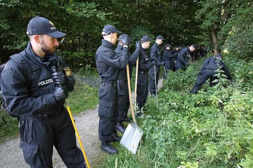 Rund 150 Einsatzkräfte durchsuchten am Freitagvormittag den Truderinger Wald bei Waldperlach.