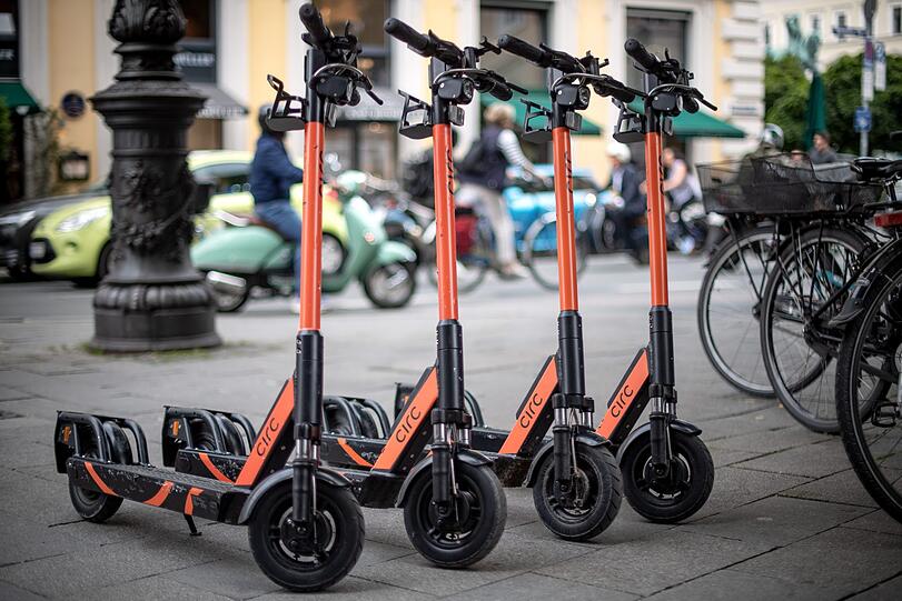 E-Tretroller sind in Deutschland seit Mitte Juni zugelassen. In München freut sich nicht jeder darüber. (Symbolbild)