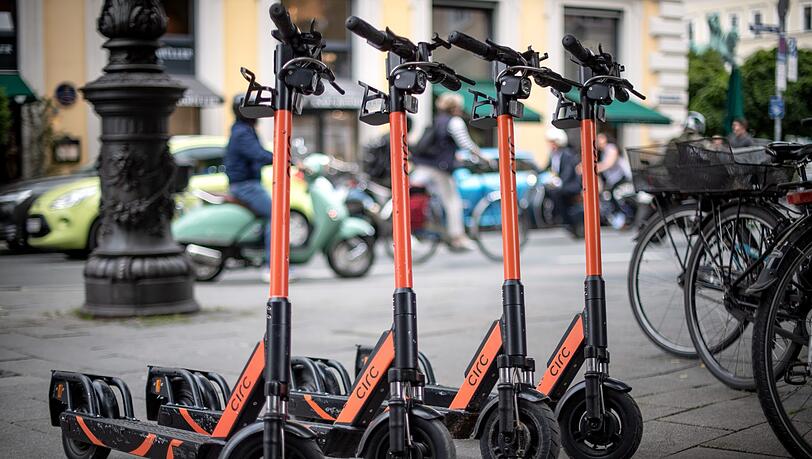 E-Tretroller sind in Deutschland seit Mitte Juni zugelassen. In München freut sich nicht jeder darüber. (Symbolbild) E-Tretroller sind in Deutschland seit Mitte Juni zugelassen. In München freut sich nicht jeder darüber. (Symbolbild)