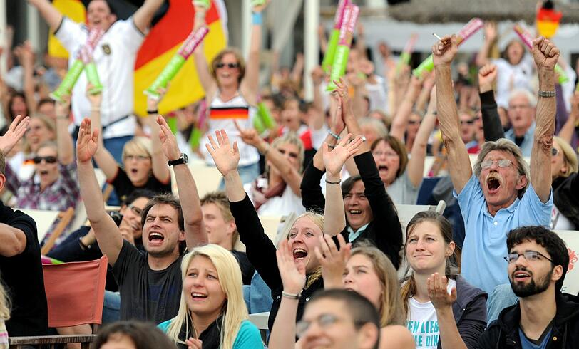 Auch das berühmte Public Viewing gibt es jetzt für den Frauen-Fußball. Hier bejubeln Fans das Tor zum 2:0 bei der Übertragung des Auftaktspiels in Berlin.