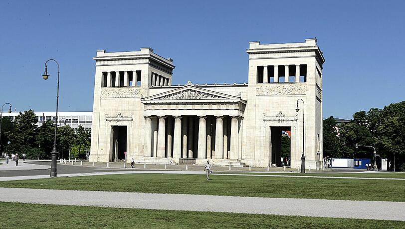 Eine Parkbank am Königsplatz in München war der Schauplatz des Vorfalls. (Archivbild)