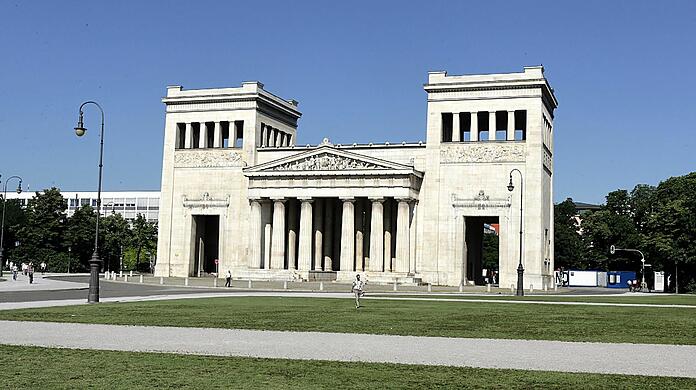 Eine Parkbank am Königsplatz in München war der Schauplatz des Vorfalls. (Archivbild)