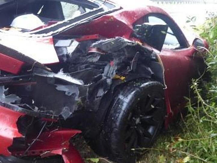 Ein völlig demolierter Dodge Viper steht am Straßenrand der B2. Foto: -/Polizeiinspektion Rain am Lech /dpa