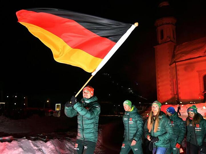 Kombinierer Johannes Rydzek trägt während der Eröffnungsfeier der Nordischen Ski-WM die deutsche Fahne.